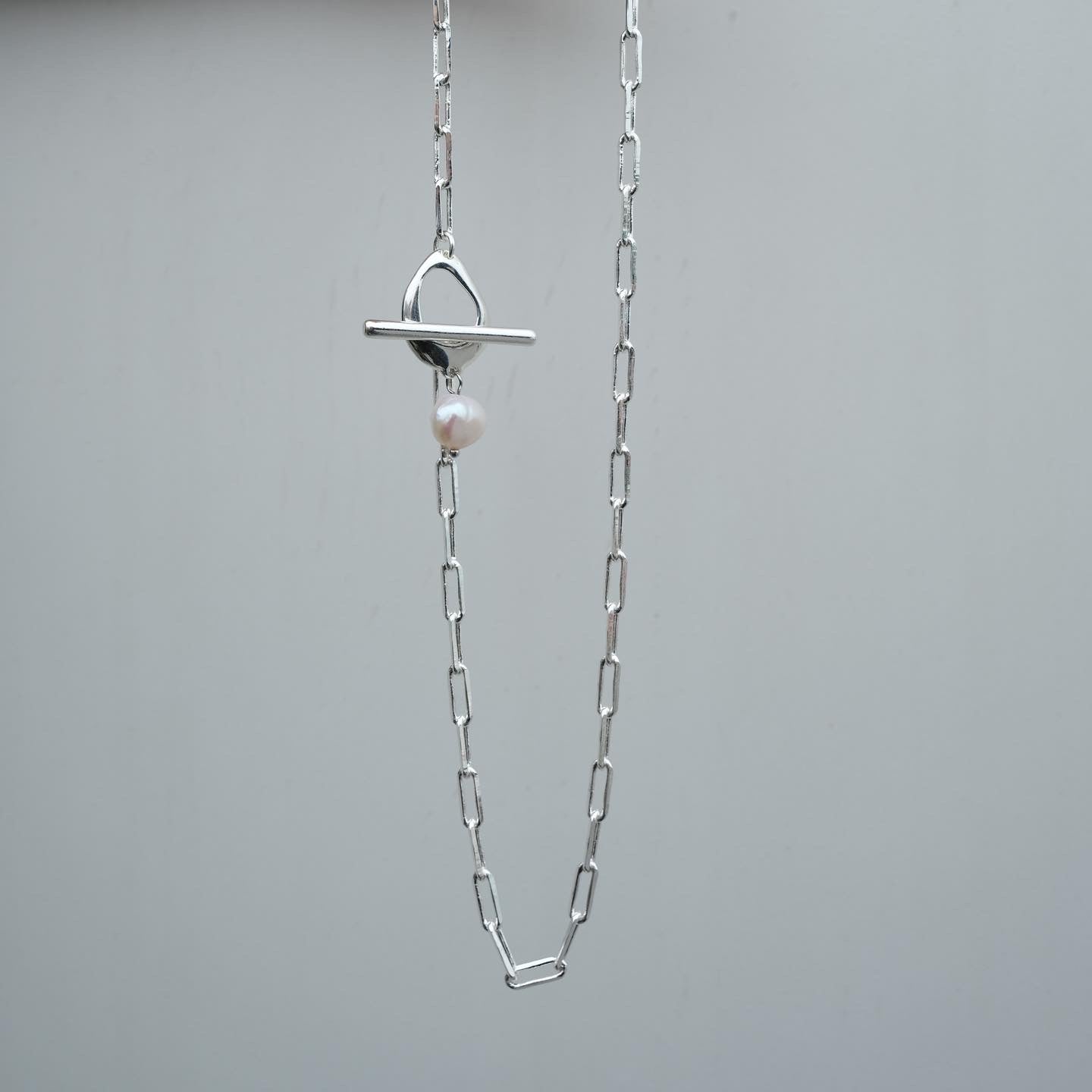 One Pearl T-locked Necklace