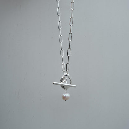 One Pearl T-locked Necklace